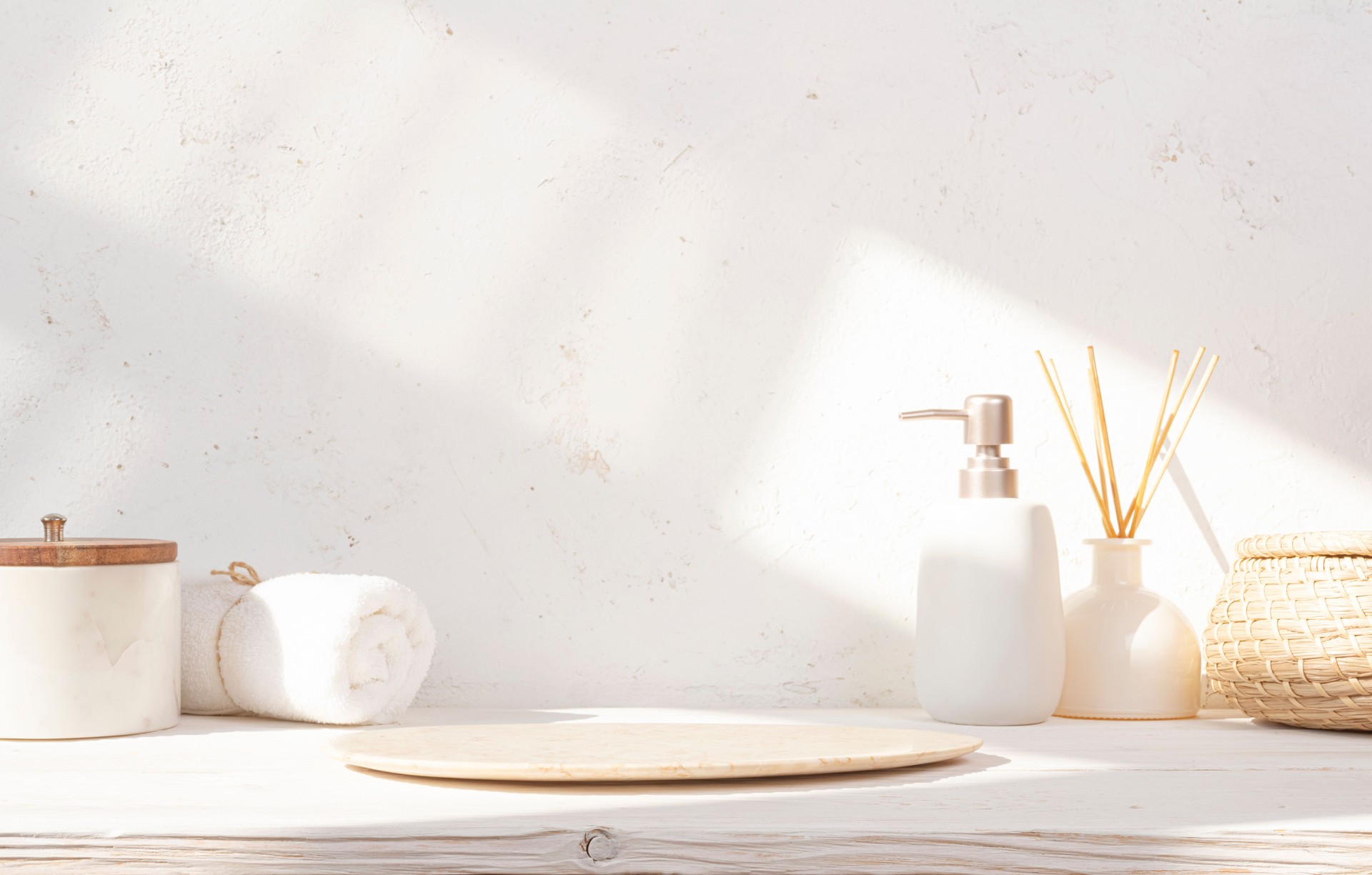 Podio de piedra vacío beige con productos de spa en mesa de madera contra fondo de pared de yeso abstracto